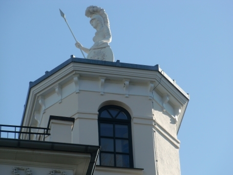 Kleve : Koekkoekplatz, Museum B.C. Koekkoek-Haus, die Aufstellung der neuen Statue der Pallas Athene ( Minerva ) auf dem Dach des Atelierturms "Belvedere" fand im Sept. 2012 anlässlich des 150. Todestags von B.C. Koekkoek statt.